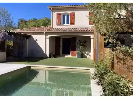maison d'environ 165 m² en r+1 nichée sur une parcelle de 1021