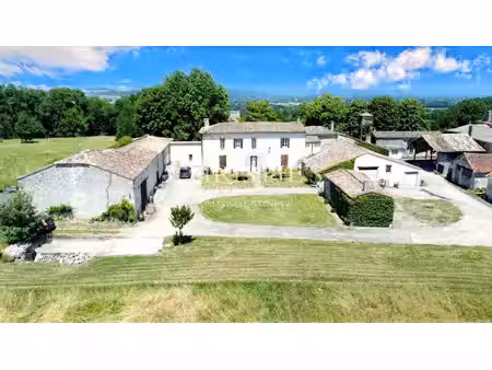 propriété de 18 hectares avec vue dominante  maison de maître et gites - superbe potentiel