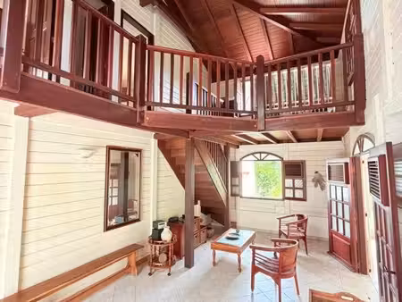 magnifique maison créole f4 en bois rouge à 2 minutes de la mer