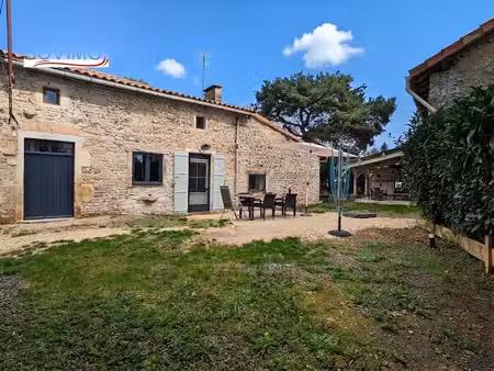 en campagne  jolie maison charentaise avec grange et terrain attenants de 5439 m2