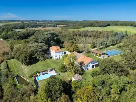 magnifique domaine comprenant un court de tennis de taille championnat et 13 hectares de..
