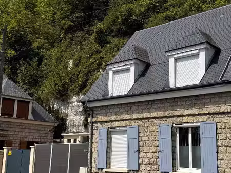 charmante maison mitoyenne d'un côté atypique au cœur d'orival  en bord de seine