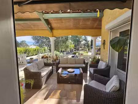 villa plain pied  dépendance et jardin de 2090m²