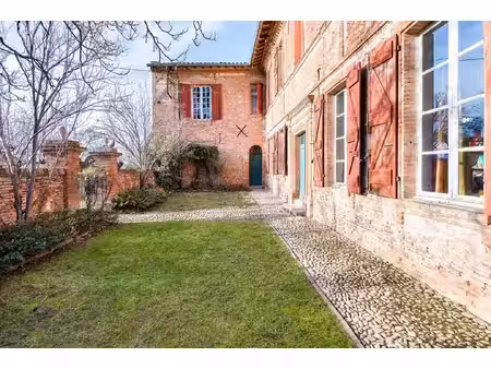 a proximité de toulouse  propriété de village du xviiie siècle village  parc et...