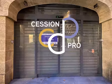 très belle boutique de 110 m² a louer au centre d'uzès !