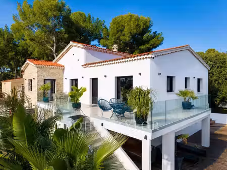 bandol – villa rénovée avec vue mer  piscine et appartement indépendant