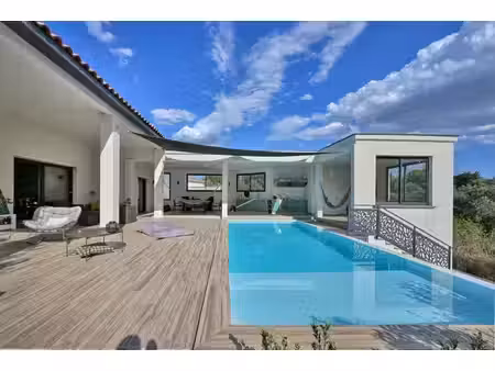 maison contemporaine de plain-pied avec piscine et vue dégagée sur 3000m2 de parcelle