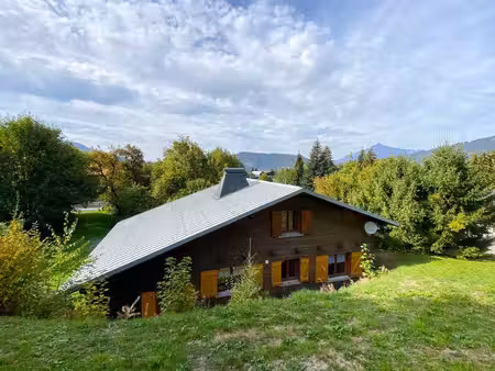 charmant chalet de 147 m² près des carroz  sur un terrain de 1 336 m² en lisière de forêt.