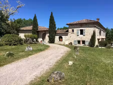 tarn- proche de cordes sur ciel - ferme fortifiee du xviième   parc de 5ha et dependances