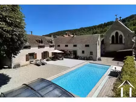 belle maison de vacances en pierre avec piscine chauffée et magnifique salon avec voûte
