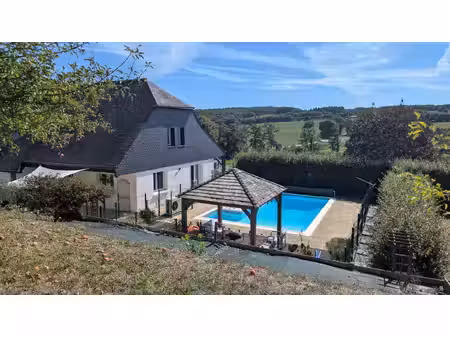 belle propriété familiale avec piscine chauffée et vue dégagée