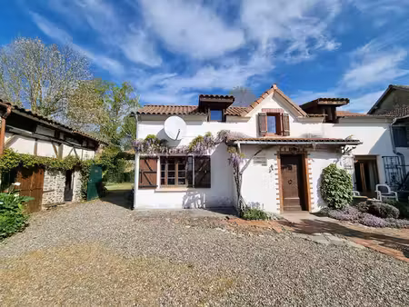 jolie maison de campagne avec piscine et terrain de 1960m²