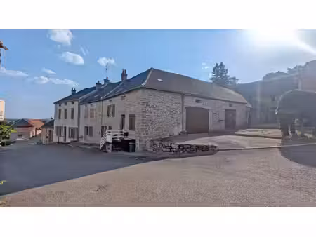 eguilly  immeuble de rapport : trois logements + garage.