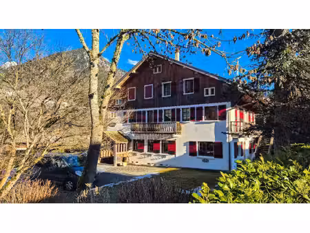 vaste chalet alpin avec duplex indépendant  grand jardin et excellent potentiel locatif ..