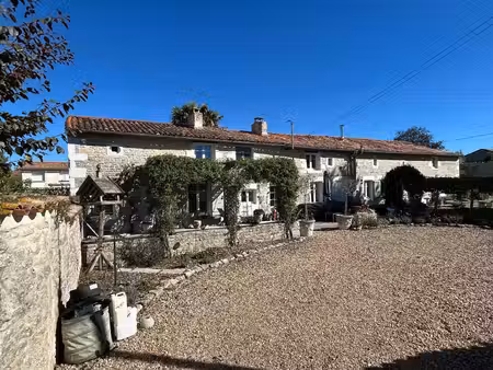 longère magnifiquement rénovée dans un paisible petit hameau – à ne pas manquer !
