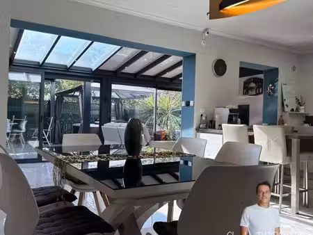 maison lumineuse 3 chambres – extérieurs soignés  spa et grande pièce de vie