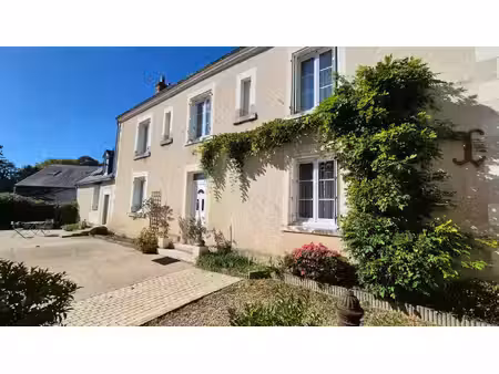 touraine — élégant presbytère du xviiiᵉ siècle  jardin clos et dépendance lo