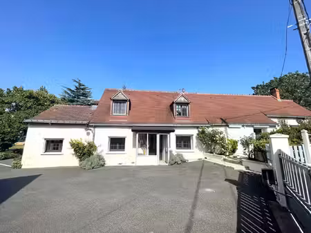 deux maisons communicantes  près de 7 000 m² de terrain et une vue ouverte sur la campagne