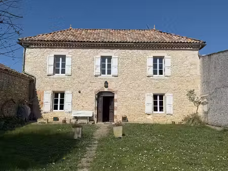 charmante maison en pierre avec vue sur la campagne