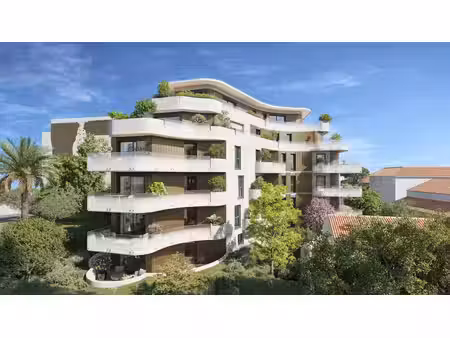 appartement avec terrasse  dans un écrin de verdure  à deux pas de la plage et du centre..