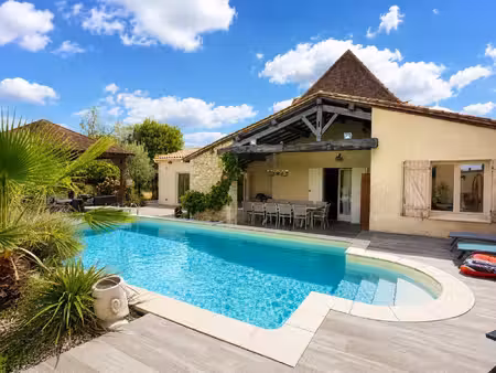belle périgourdine divisée en deux logements  une maison principale avec piscine et une...
