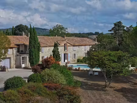 domaine de caractère  50 ha avec vues panoramiques exceptionnelles  très calme