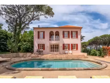une propriété "belle epoque  riche en histoire  proche du village à pied et entièrement...