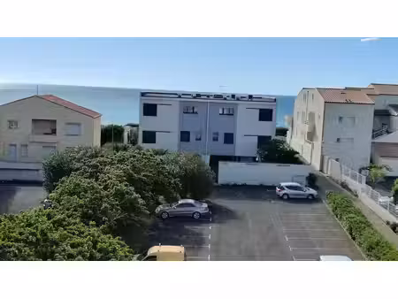 le cap d'agde : plage de la conque  deux-pièces avec mezzanine haute et loggia  dernier...