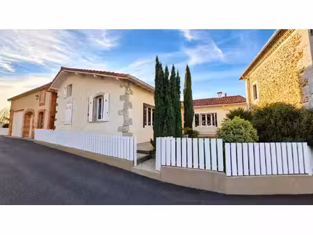 ensemble immobilier de caractère  avec piscine  gîte et dépendance tilh