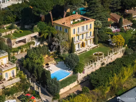 bienvenue à eze-sur-mer  un petit village exclusif entre nice et monaco  faisant face à la