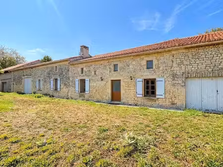 magnifique maison de 4 chambres avec deux granges et un grand garage