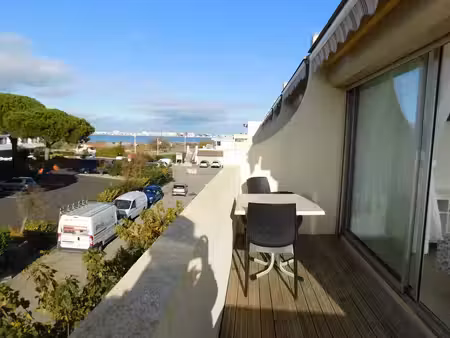 studio d’angle avec vue latérale sur la mer