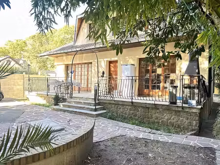 grande maison familiale sur terrain de + 770m2 avec garage  parking