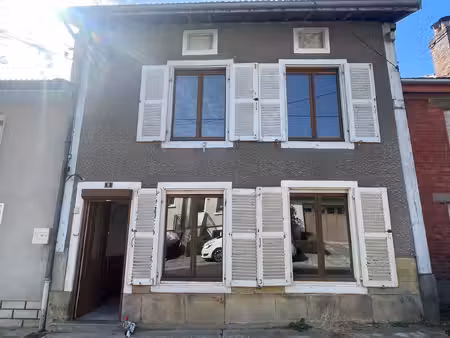 maison et garage vue sur forêt