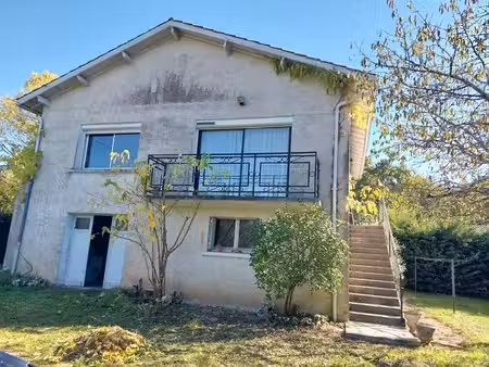 maison à rénover avec grand terrain entièrement clôturé et sous-sol complet dans le lot