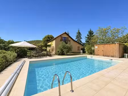 secteur cenac- maison avec piscine et commerces accessibles à pied