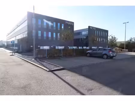 immeuble de bureaux avec lumière naturelle