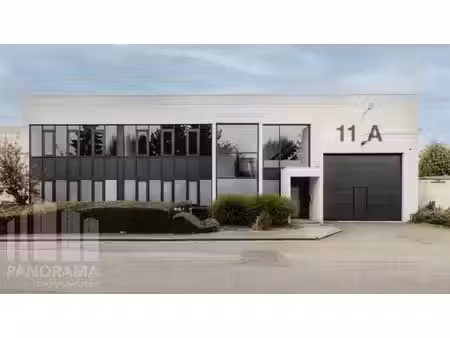 1.011 m² d'espace de stockage avec 70 m² de bureaux le lo...