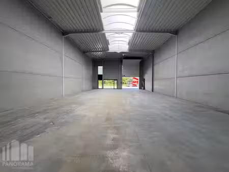 opslagruimte van 300 m² en uitstekend gelegen vlak aan de...