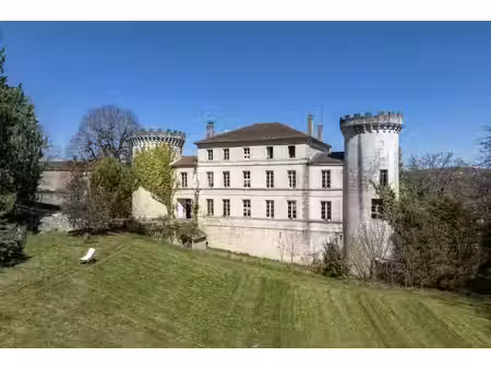 un château baigné de lumière dans un écrin naturel d'exception – aux portes d'angoulême