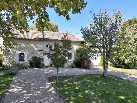proche de duras - magnifique maison de campagne avec piscine de 6 m x 12 m  à rénover