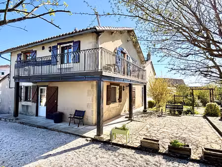 charmante maison de caractère rénovée avec 4 chambres  grange et jardin arboré