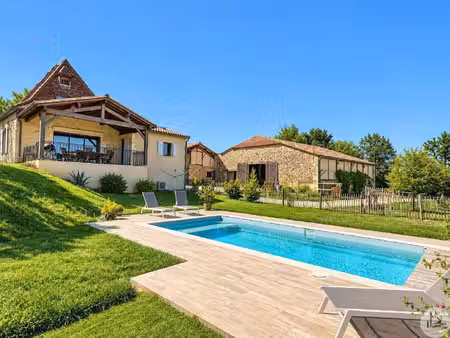 propriété de caractère avec gîte  piscine et vue.