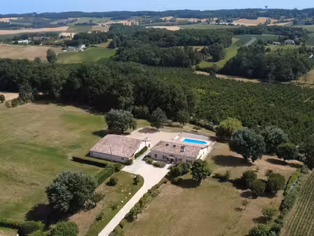 superbe ferme rénovée avec soin avec piscine  grande grange et vues imprenables