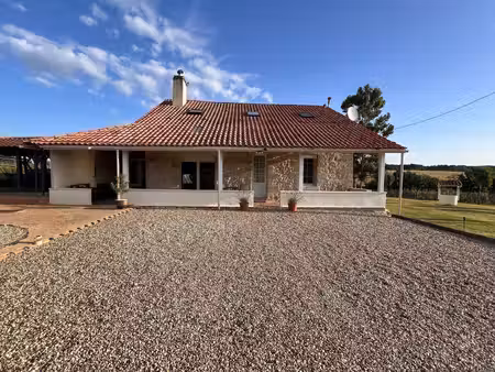 belle maison en pierre avec terrain  garage double et atelier