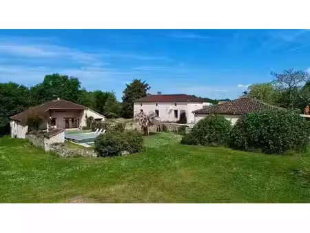 propriété en pierre avec dépendances et piscine