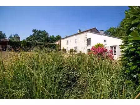 manoir xvi siècle  vue  avec granges et piscine  proche de duras