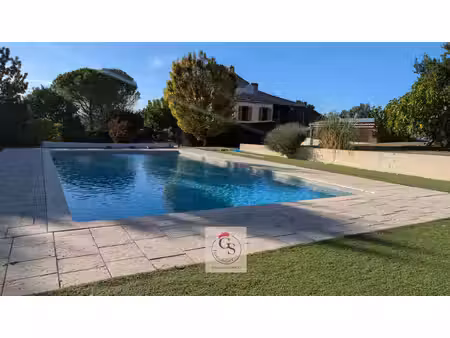 maison pleine de charme avec piscine et dépendance