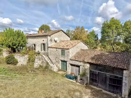 proche de duras - jolie maison de campagne avec source d'eau et dépendances