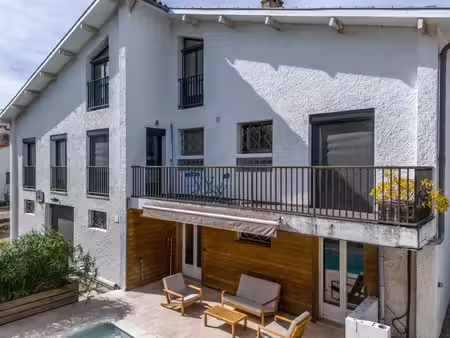 une maison moderne avec piscine  jardin et parking